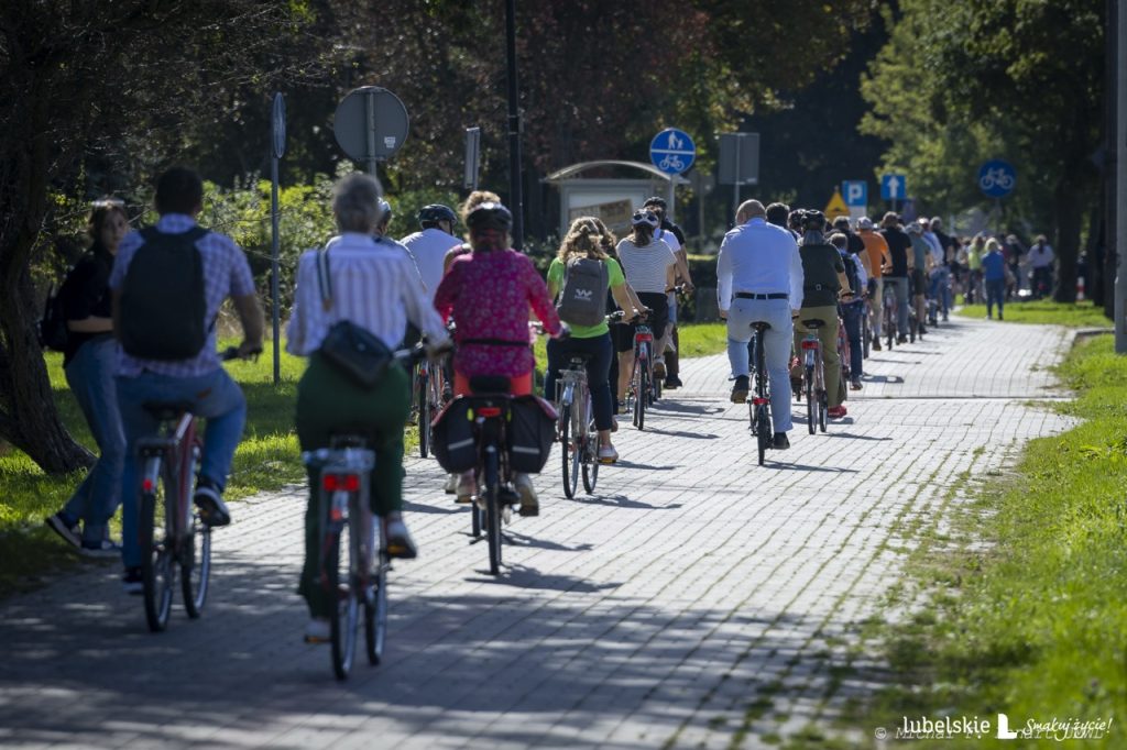 Grupa rowerzystów jadących infrastrukturą rowerową w Świdniku