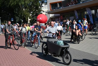 Grupa rowerzystów jadących w ramach III Lubelskiego Samorządowego Forum Rowerowego odbywającego się w Świdniku