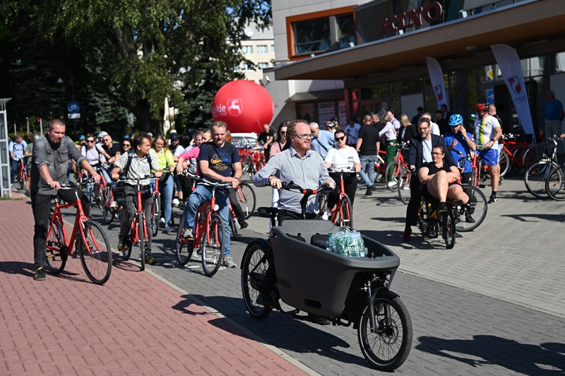 Grupa rowerzystów jadących w ramach III Lubelskiego Samorządowego Forum Rowerowego odbywającego się w Świdniku