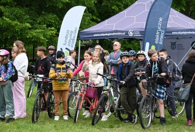 zdjęcie przedstawia dzieci na rowerach