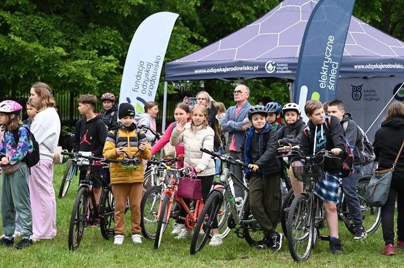 zdjęcie przedstawia dzieci na rowerach