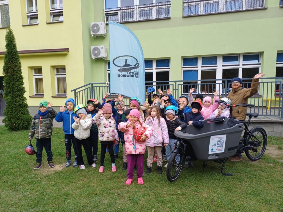 dzieci podczas zajęć Rowerowego Przedszkola w Świdniku