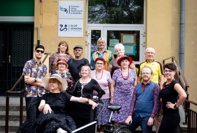 zdjęcie pokazuję osoby zaangażowane w projek riksza dla seniora w Świdnicku