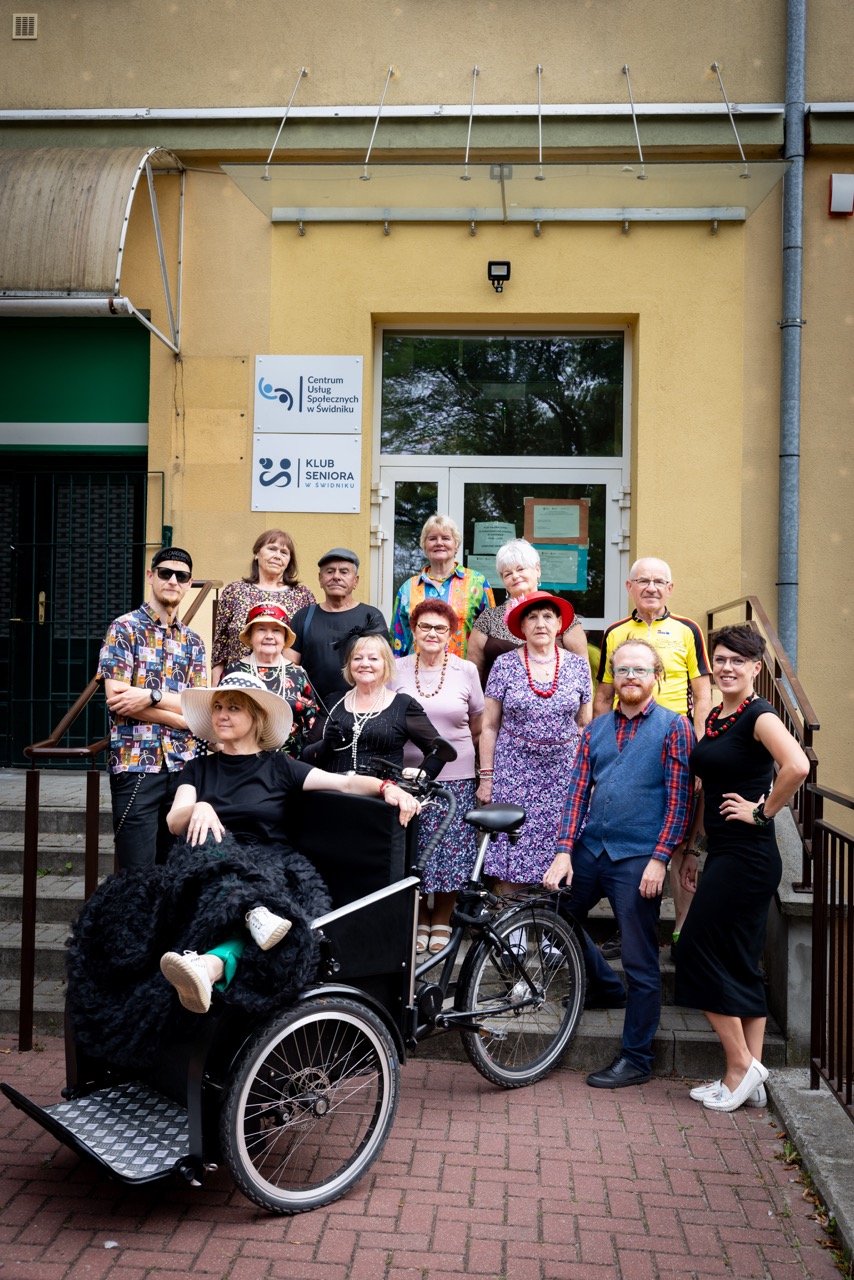 zdjęcie pokazuję osoby zaangażowane w projek riksza dla seniora w Świdnicku