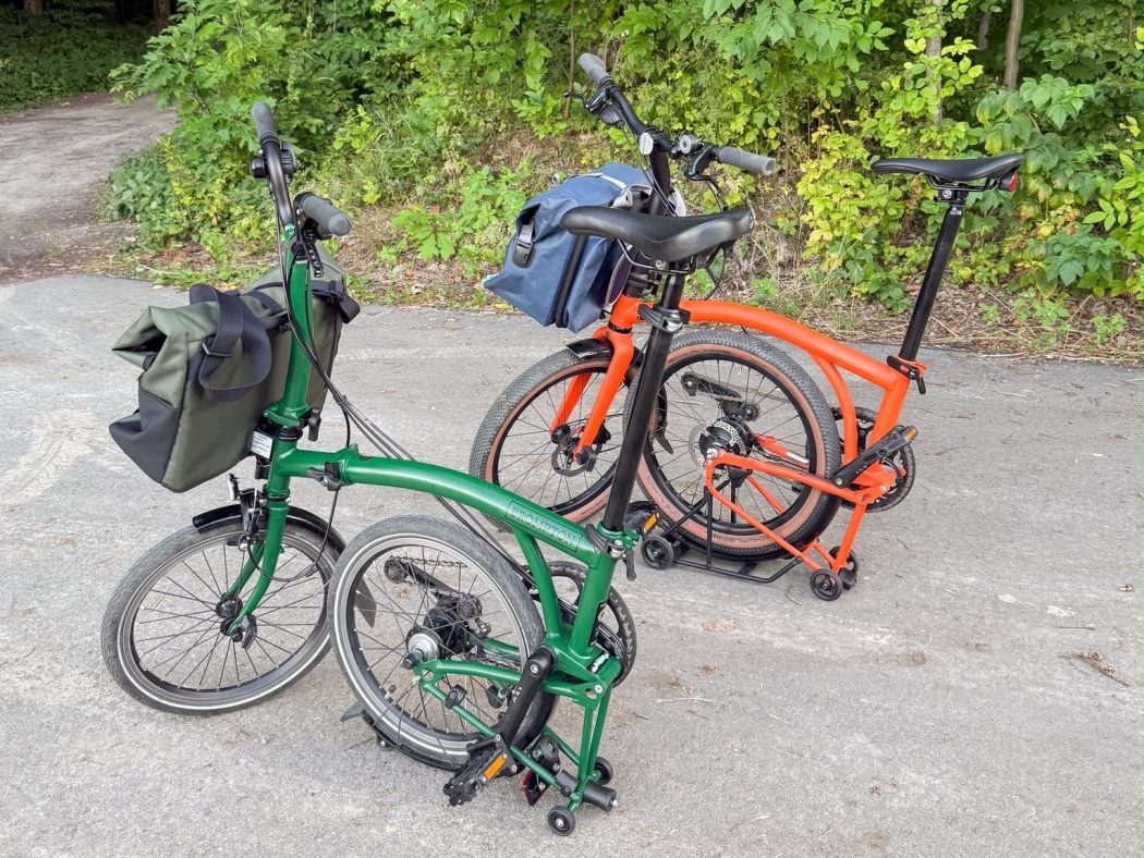 dwa rowery składaki firmy brompton