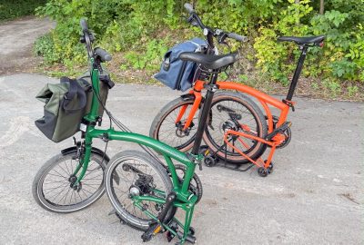 dwa rowery składaki firmy brompton